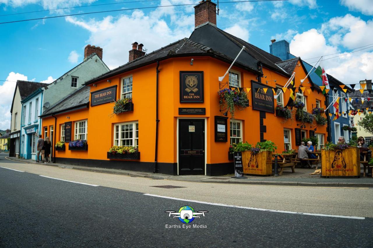 The Bear Inn แลนโดเวรี ภายนอก รูปภาพ