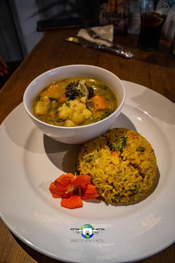 The Bear Inn แลนโดเวรี ภายนอก รูปภาพ