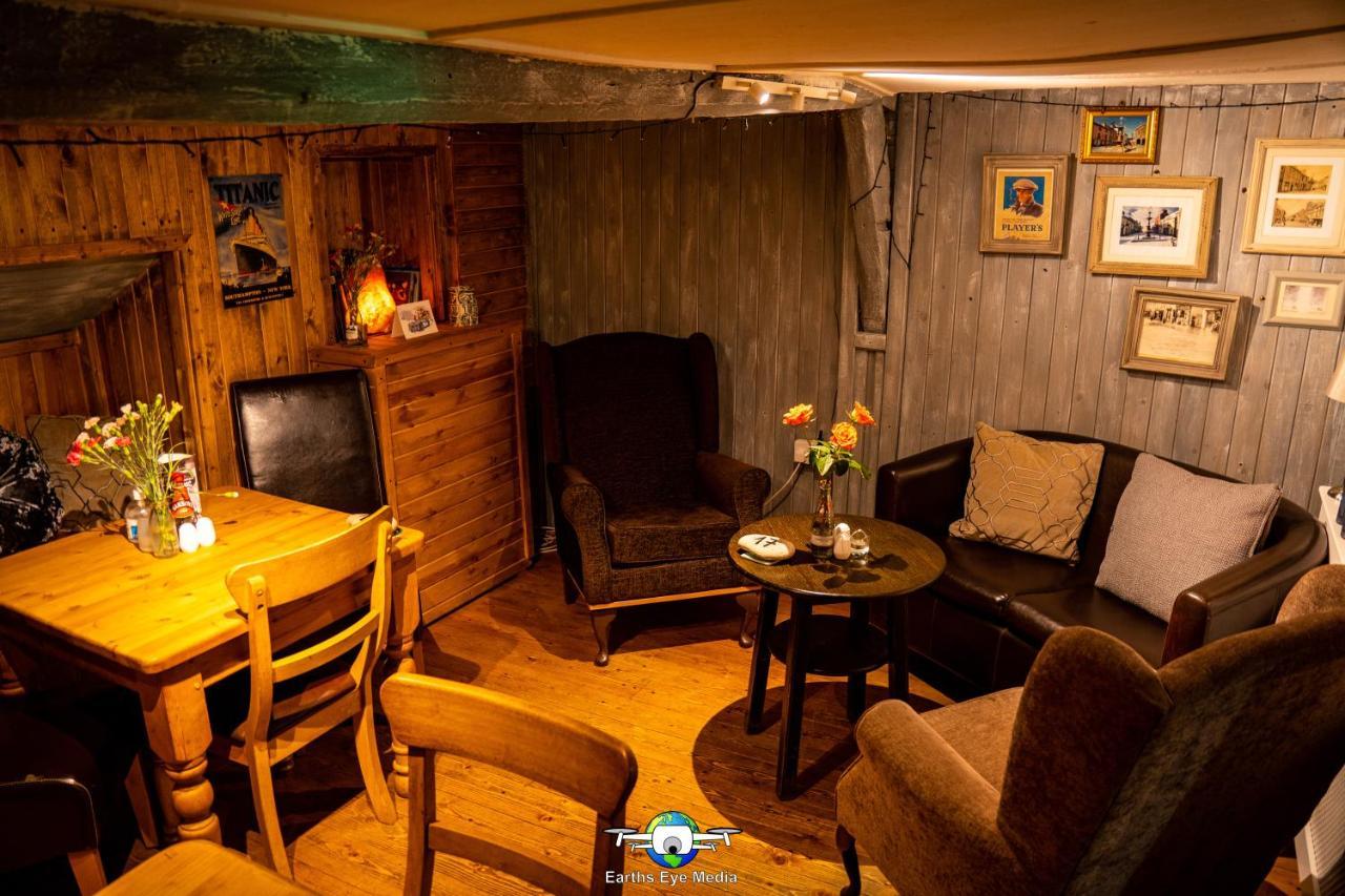 The Bear Inn แลนโดเวรี ภายนอก รูปภาพ