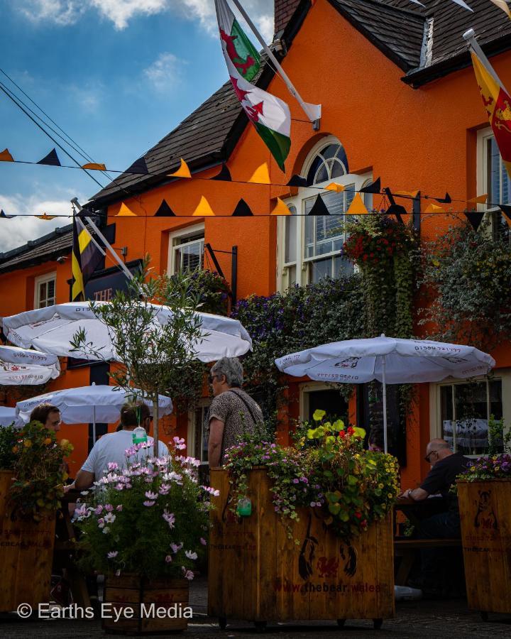 The Bear Inn แลนโดเวรี ภายนอก รูปภาพ
