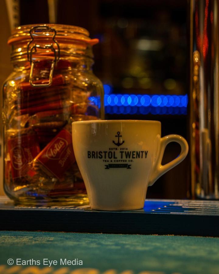 The Bear Inn แลนโดเวรี ภายนอก รูปภาพ