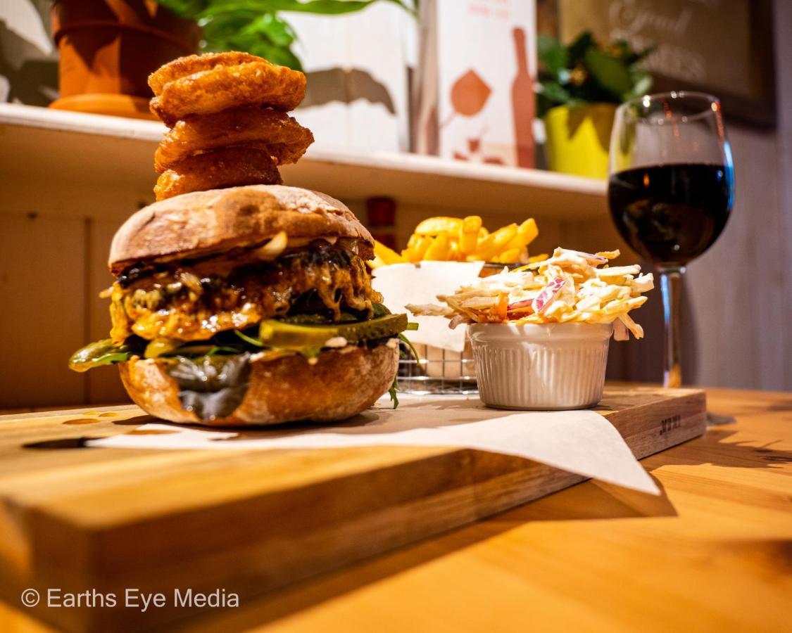 The Bear Inn แลนโดเวรี ภายนอก รูปภาพ