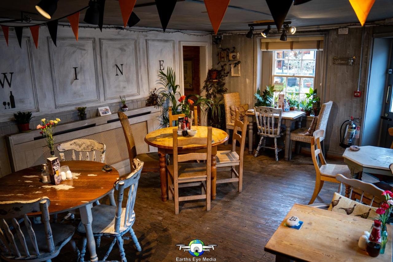 The Bear Inn แลนโดเวรี ภายนอก รูปภาพ