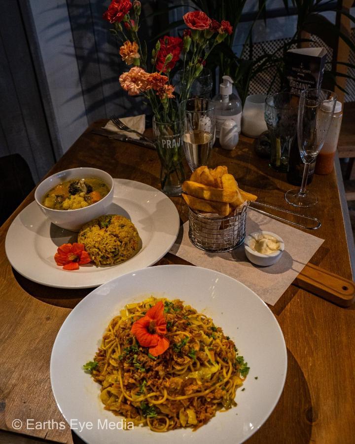 The Bear Inn แลนโดเวรี ภายนอก รูปภาพ