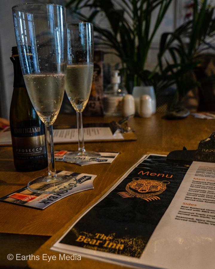 The Bear Inn แลนโดเวรี ภายนอก รูปภาพ