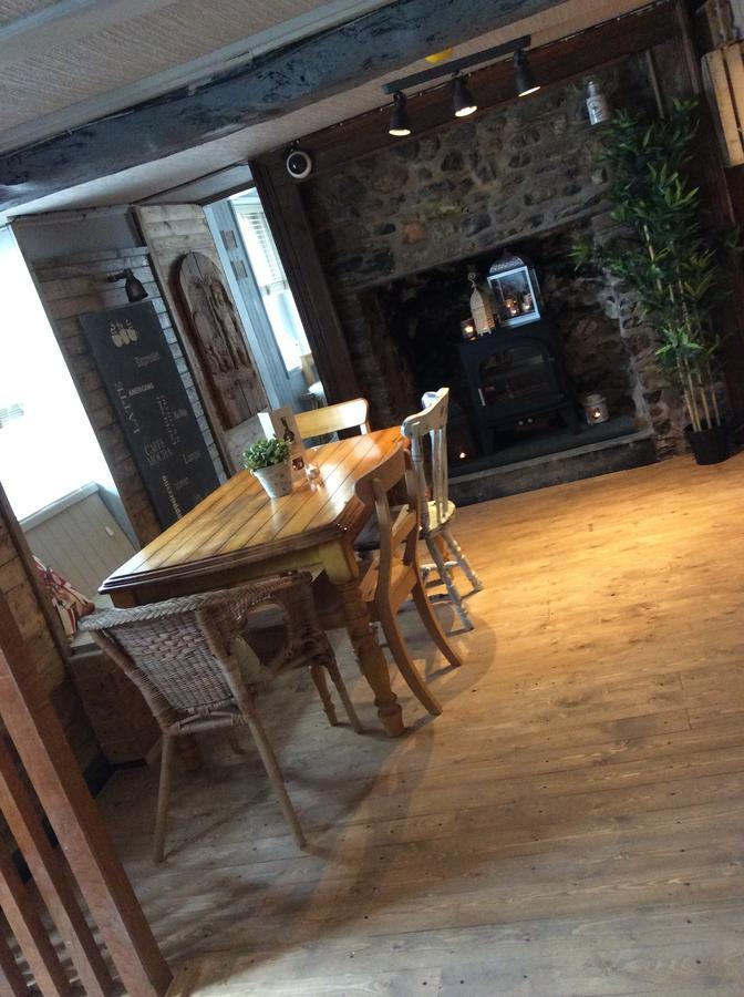 The Bear Inn แลนโดเวรี ภายนอก รูปภาพ