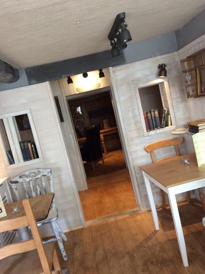 The Bear Inn แลนโดเวรี ภายนอก รูปภาพ
